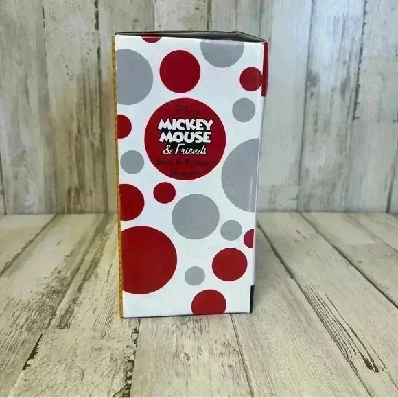 Disney Mickey & Friends Ceramic Salt & Pepper Shakers New In Box - Picture 2 of 5